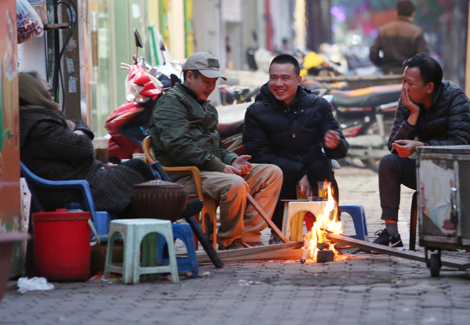 Người Hà Nội đốt lửa xua giá rét